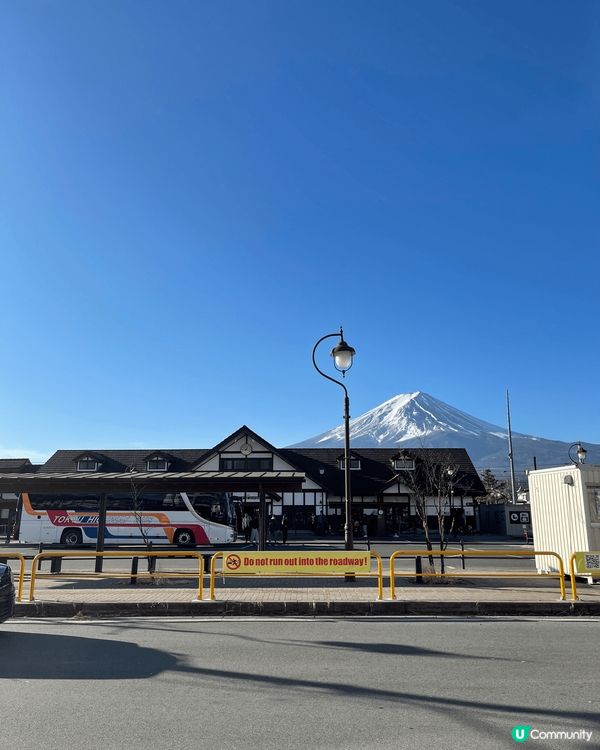 位於東京河口湖站 站的建築有特色 幾有風味 背後富士山 很美...