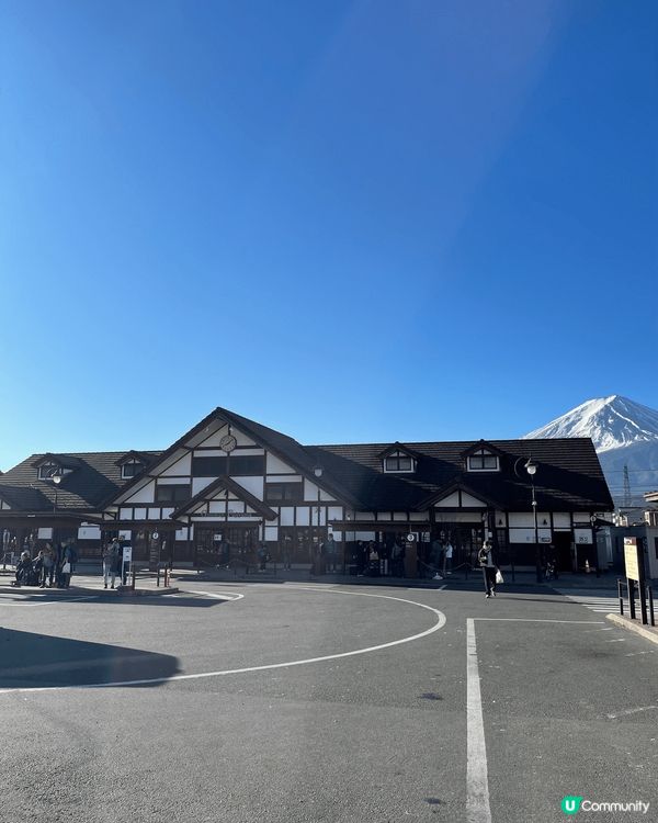 位於東京河口湖站 站的建築有特色 幾有風味 背後富士山 很美...