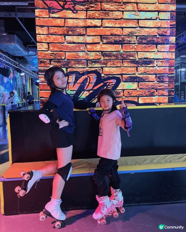 喺香港嘅室內遊樂場度玩滾軸溜冰