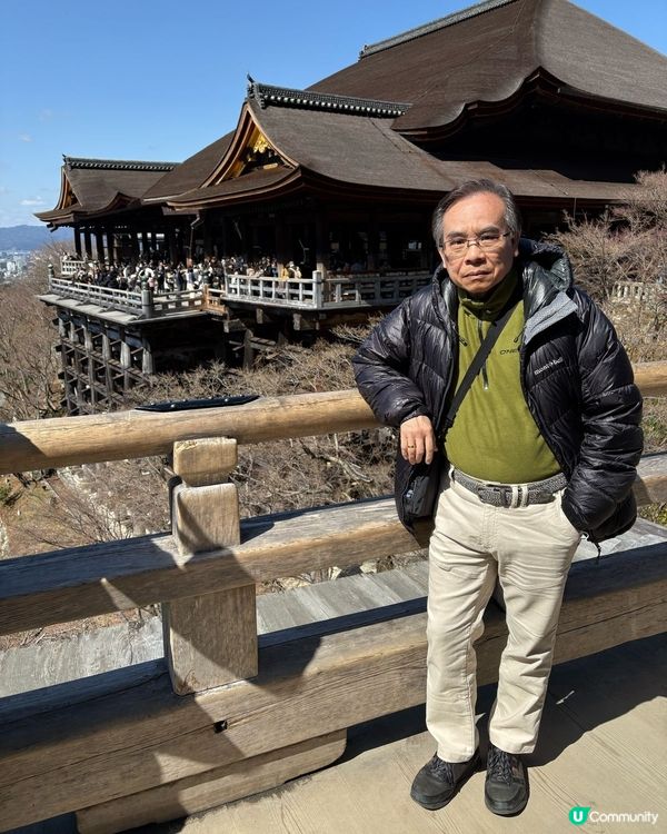 嚴肅莊嚴之寺院，憑欄遠眺