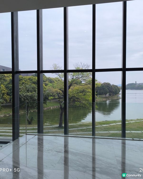 考察松山湖科學城展覽館