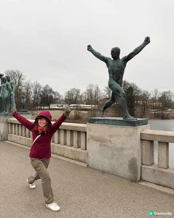 於挪威奧斯陸一個雕塑公園與人形雕塑拍照