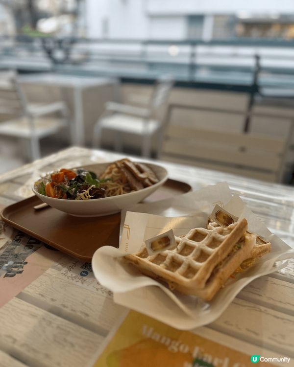 我跟朋友到PMQ享受午餐，環境很優閒，邊吃邊談心事，所以感覺...