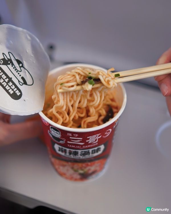 譚仔三哥 x 日清麻辣湯味杯麵✈️ 正式登陸香港快運!🌶️