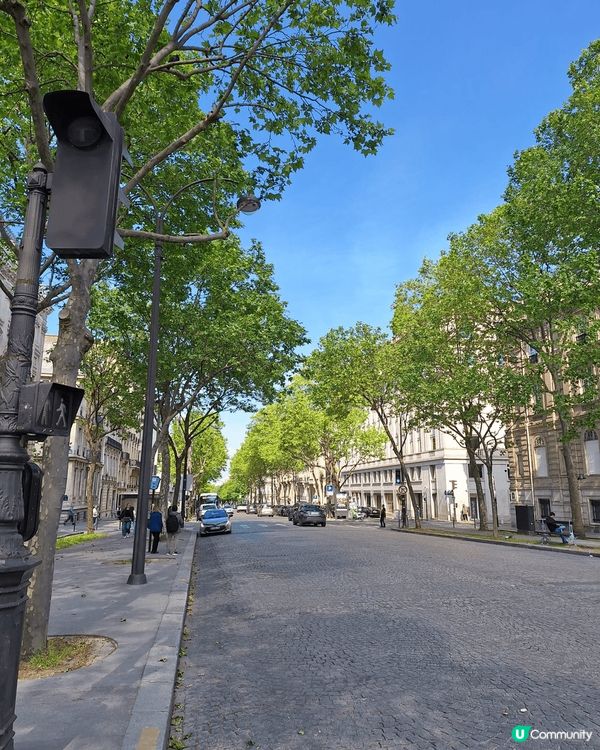 法國巴黎凱旋門真的很宏偉，爬樓梯上去也是一個跟不錯的經驗，巴...