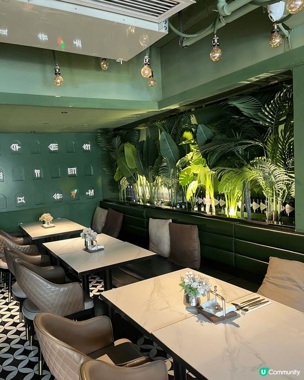 呢間餐廳喺尖沙咀站A2出口格離，超級方便，叫Library！...