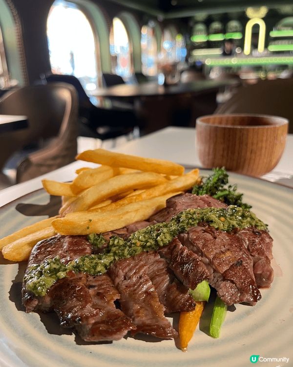 呢間餐廳喺尖沙咀站A2出口格離，超級方便，叫Library！...