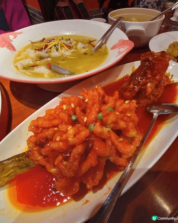 在京川菜館吃到酸甜嘅松子魚 賣相及味道獨特。 扁皮鴨沒有酥味...