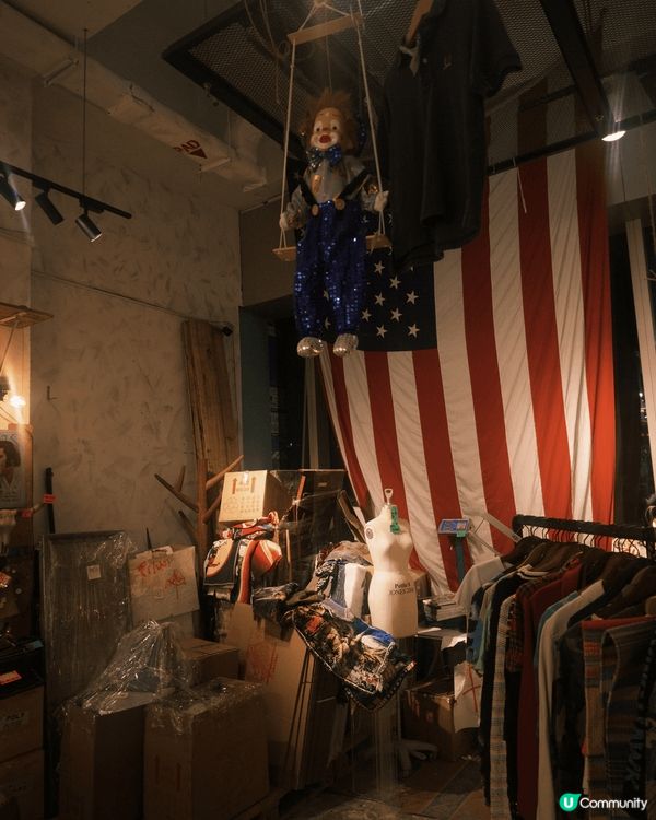 街道旁的復古小店，裡面零星的小飾物都帶著歲月的痕跡，承載著不...