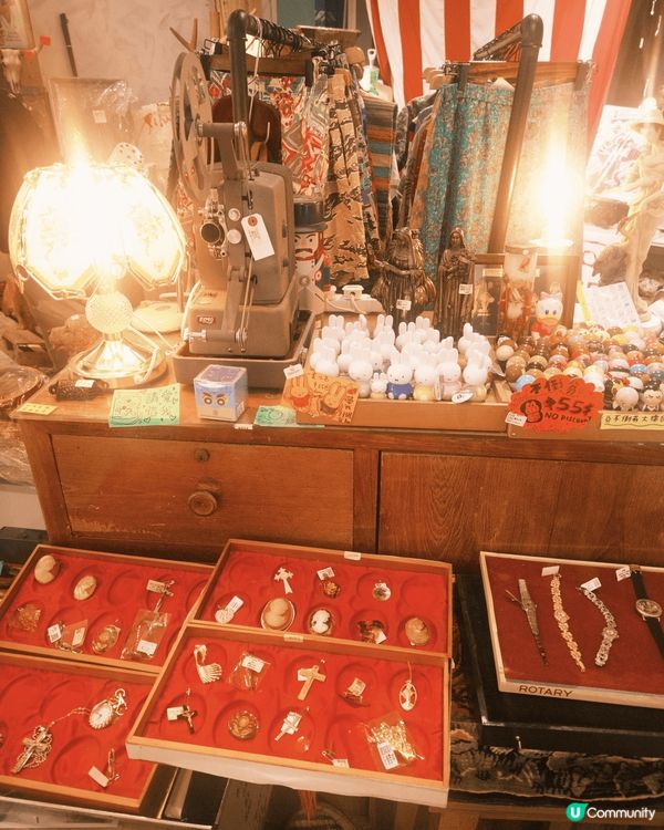 街道旁的復古小店，裡面零星的小飾物都帶著歲月的痕跡，承載著不...