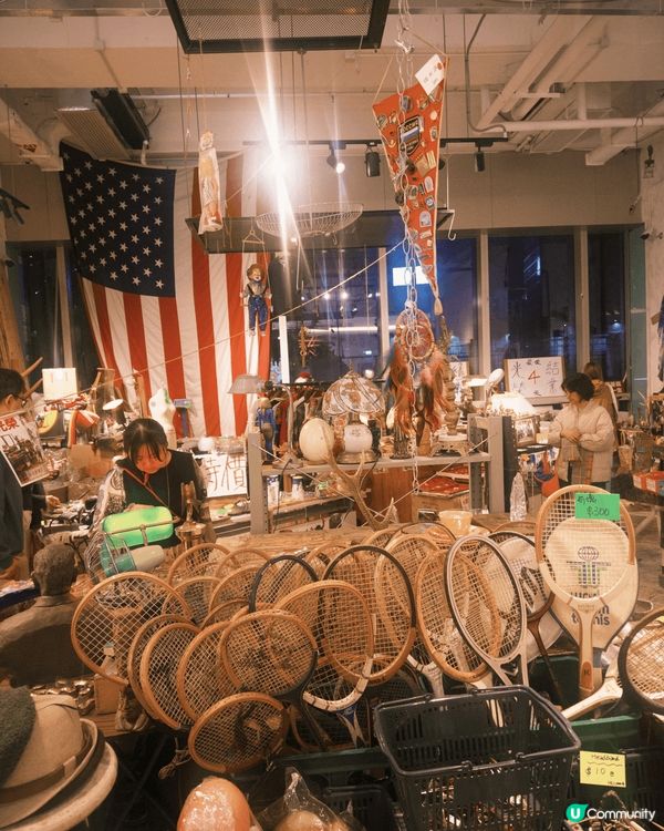 街道旁的復古小店，裡面零星的小飾物都帶著歲月的痕跡，承載著不...