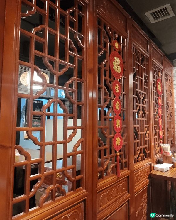 這間餐廳以經典小吃聞名，菜單豐富，提供多種口味的美食選擇。環...