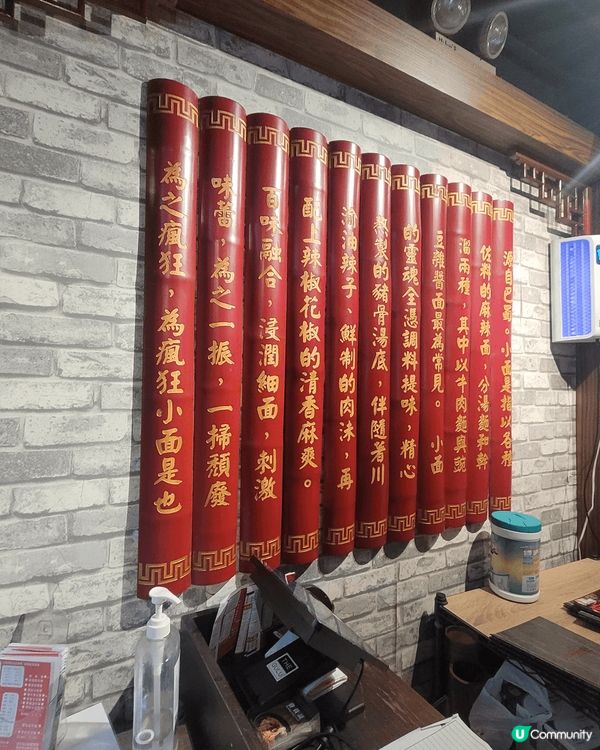 這間餐廳以經典小吃聞名，菜單豐富，提供多種口味的美食選擇。環...