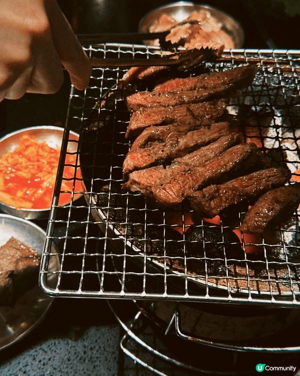 大馥烧肉酒场 有專人幫你烤食物，食物新鮮好味，侍應好勤力幫換...