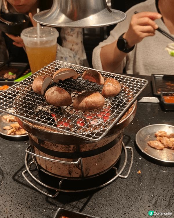 大馥烧肉酒场 有專人幫你烤食物，食物新鮮好味，侍應好勤力幫換...