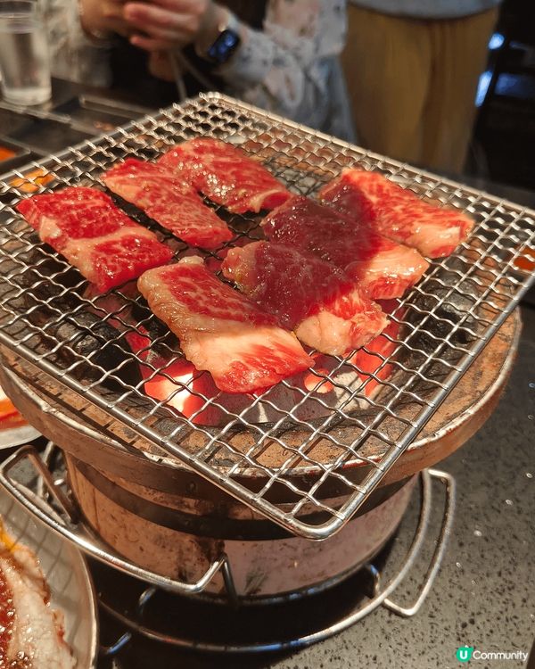 大馥烧肉酒场 有專人幫你烤食物，食物新鮮好味，侍應好勤力幫換...