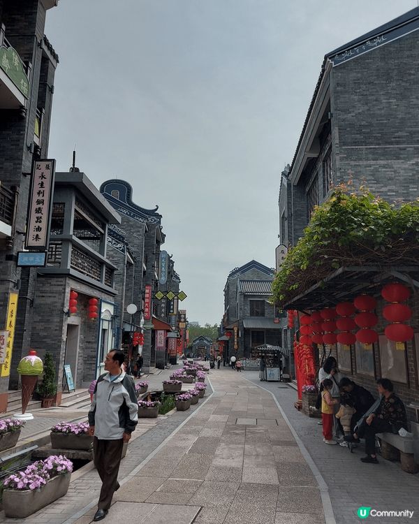 位於廣州市番禺區的嶺南印象園是一座以嶺南鄉土風情及民俗文化為...