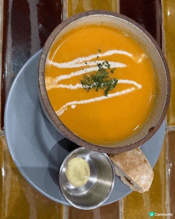 黑松露薯條，香脆好味，南瓜湯甜度適中， 再加上主菜，鴨腿慢煑...