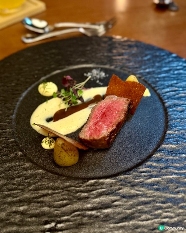 銅鑼灣慶生約會新去處 🎉  
古典圖書館餐廳，維港景色一流！