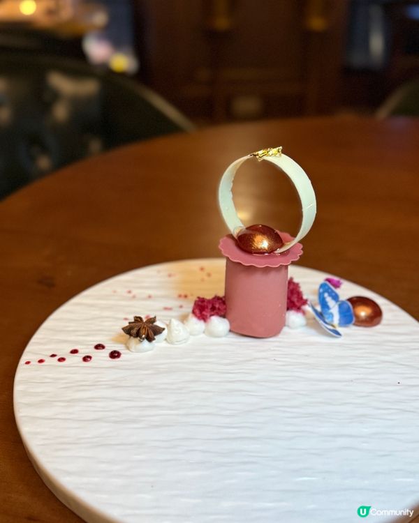 銅鑼灣慶生約會新去處 🎉  
古典圖書館餐廳，維港景色一流！