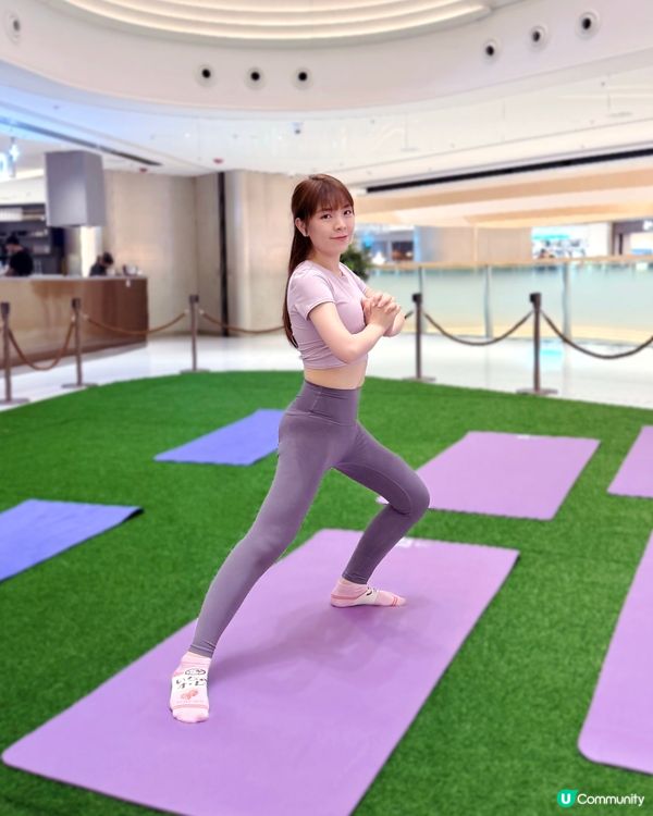 在商場體驗做瑜伽