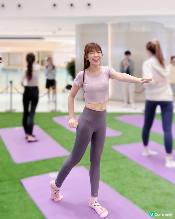 在商場體驗做瑜伽