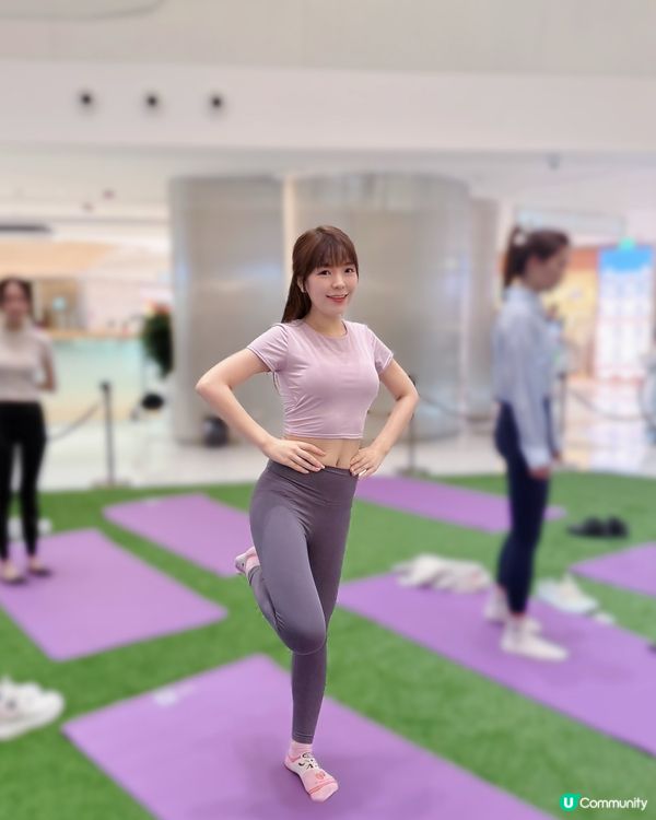 在商場體驗做瑜伽