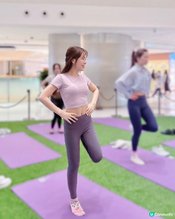 在商場體驗做瑜伽