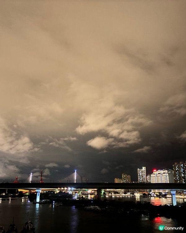 青衣散步睇夜景