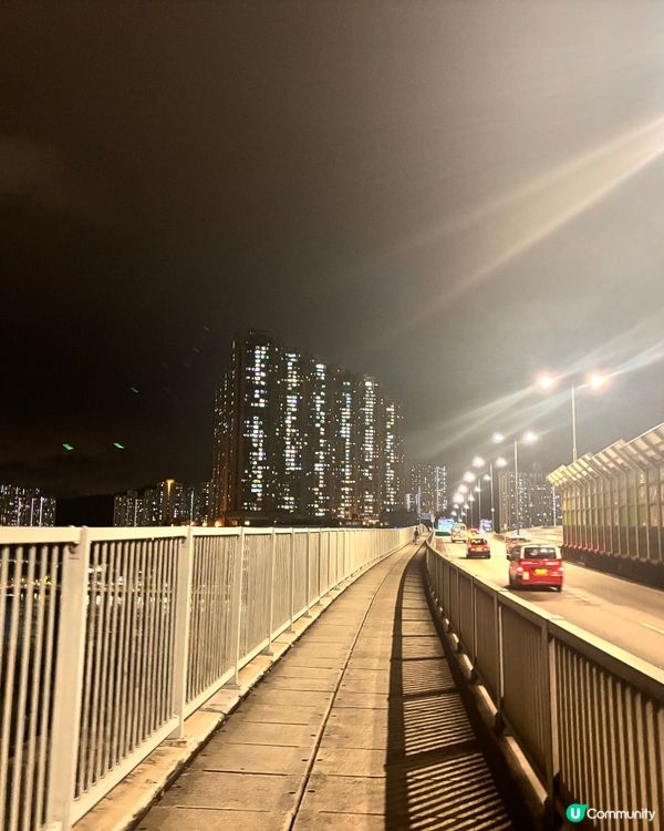 青衣散步睇夜景