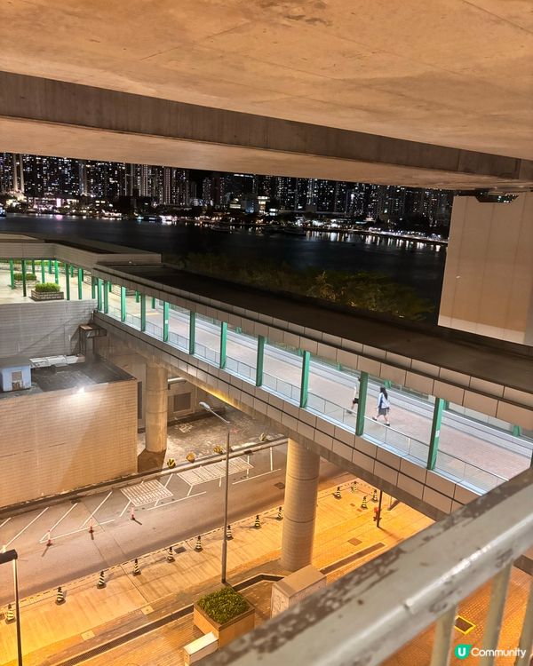 青衣散步睇夜景