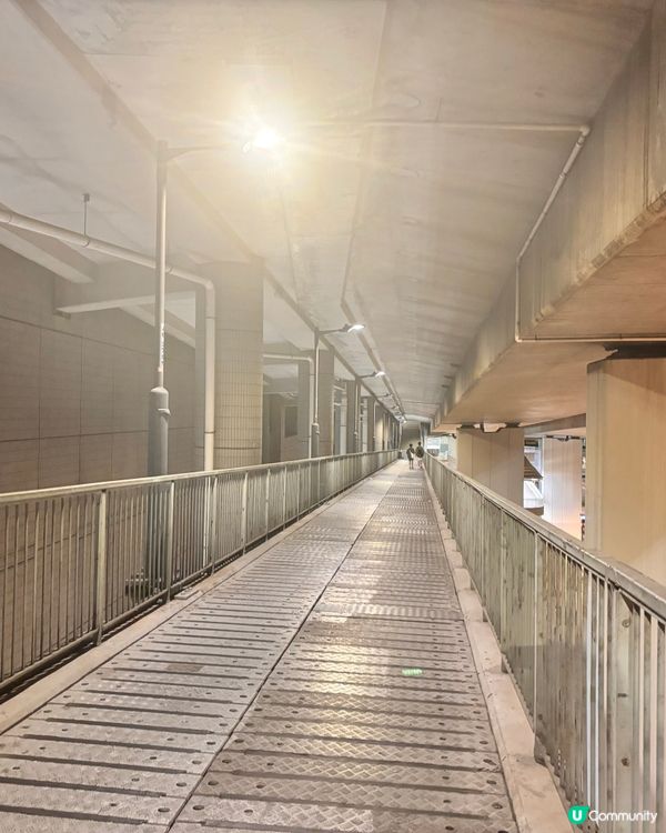 青衣散步睇夜景