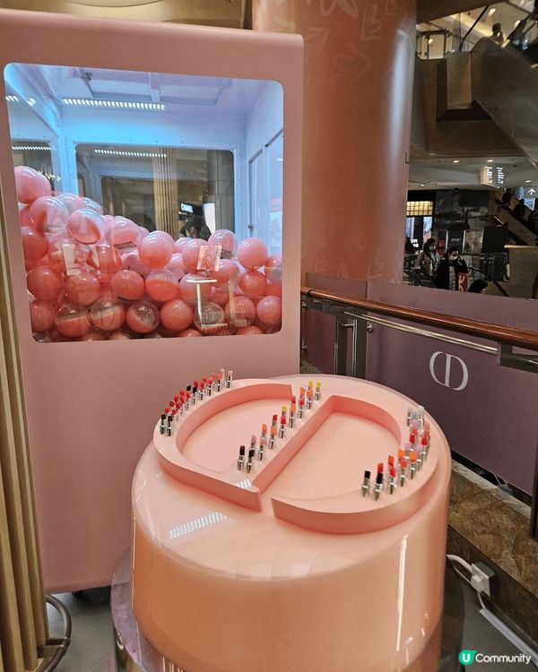 行街見到朗豪坊1樓Langham Beauty 有個好靚霓虹...