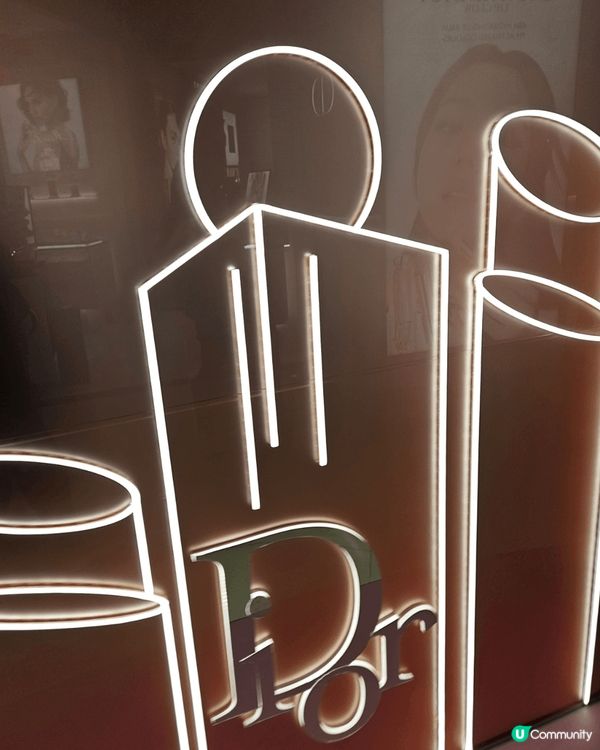 行街見到朗豪坊1樓Langham Beauty 有個好靚霓虹...