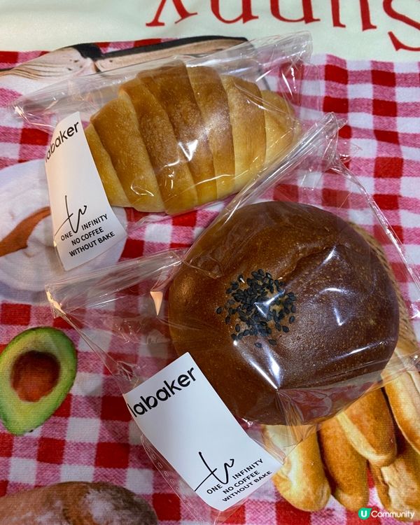 香港嘅麵包真係唔平,簡單一個豬仔包都要10蚊一個｡深圳嘅麵包...