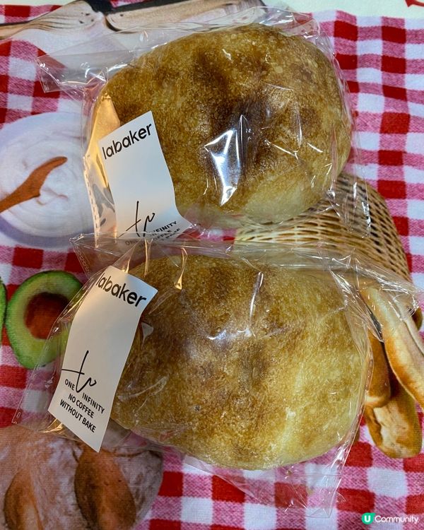 香港嘅麵包真係唔平,簡單一個豬仔包都要10蚊一個｡深圳嘅麵包...