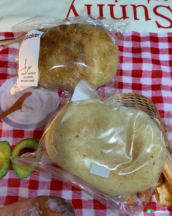 香港嘅麵包真係唔平,簡單一個豬仔包都要10蚊一個｡深圳嘅麵包...