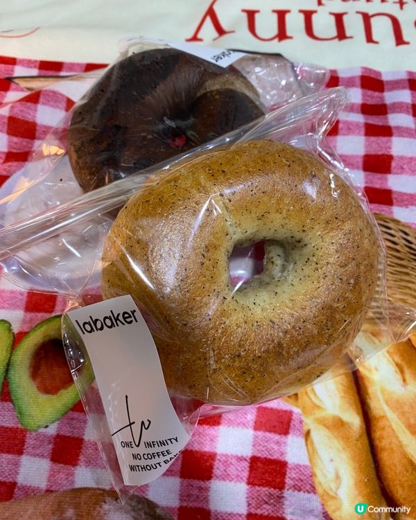 香港嘅麵包真係唔平,簡單一個豬仔包都要10蚊一個｡深圳嘅麵包...