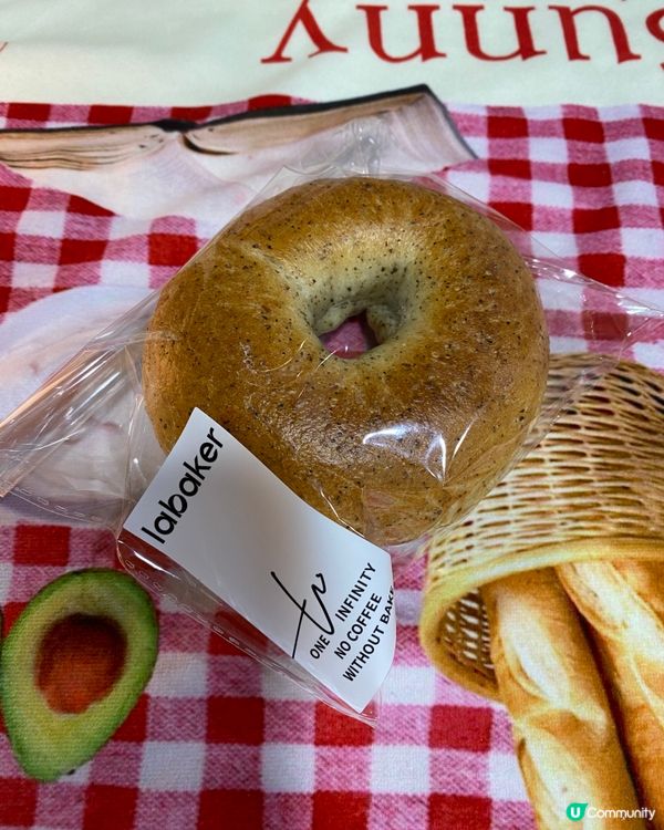 香港嘅麵包真係唔平,簡單一個豬仔包都要10蚊一個｡深圳嘅麵包...