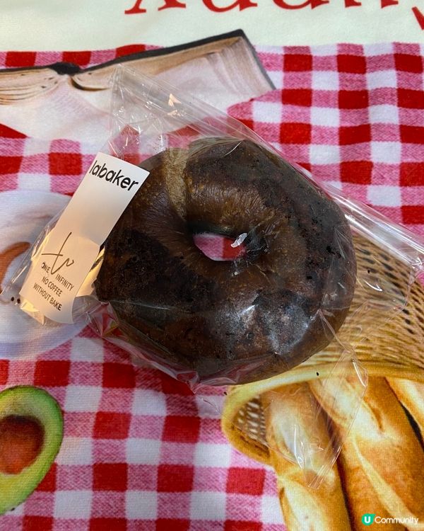 香港嘅麵包真係唔平,簡單一個豬仔包都要10蚊一個｡深圳嘅麵包...