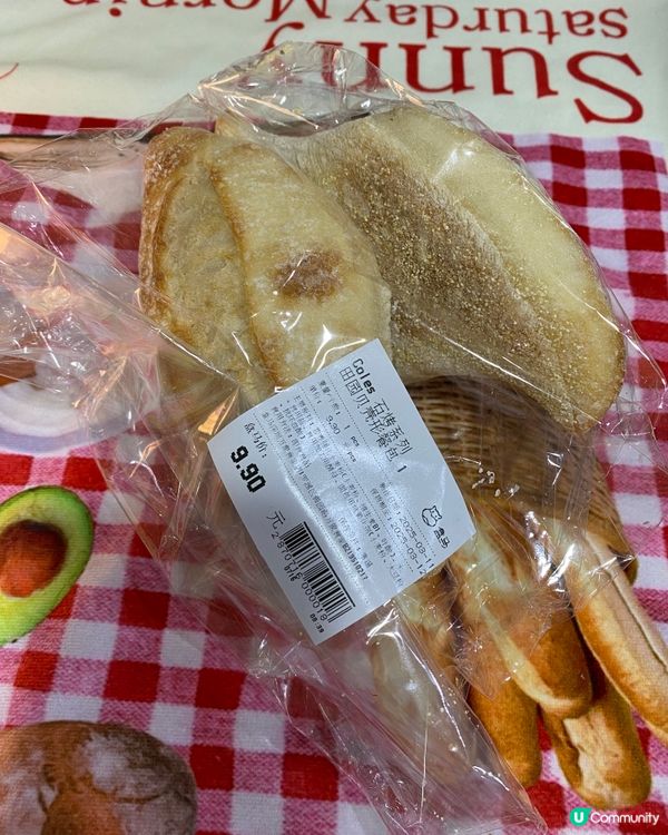 香港嘅麵包真係唔平,簡單一個豬仔包都要10蚊一個｡深圳嘅麵包...