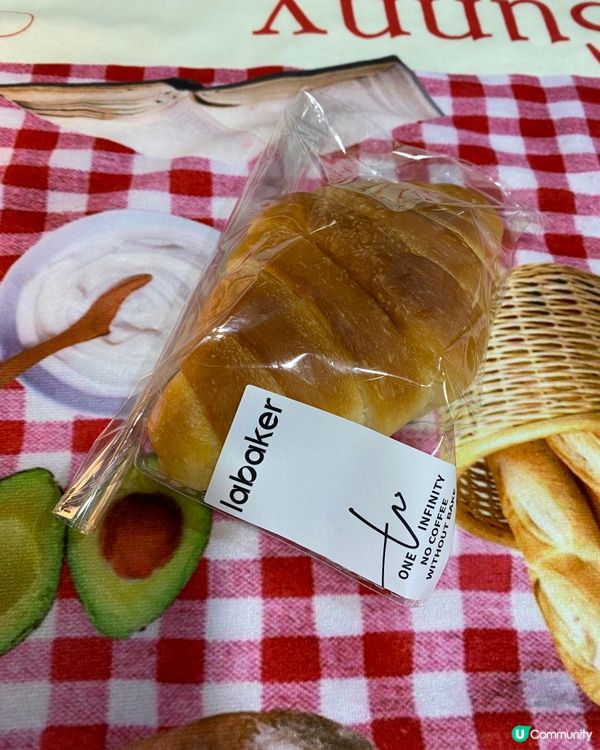 香港嘅麵包真係唔平,簡單一個豬仔包都要10蚊一個｡深圳嘅麵包...