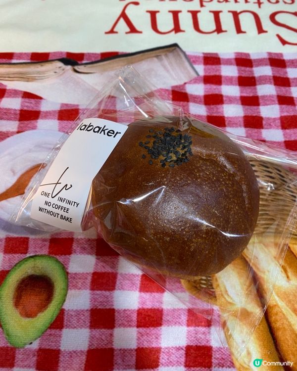 香港嘅麵包真係唔平,簡單一個豬仔包都要10蚊一個｡深圳嘅麵包...