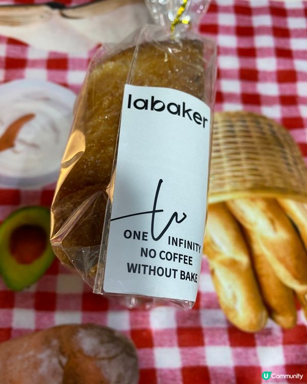 香港嘅麵包真係唔平,簡單一個豬仔包都要10蚊一個｡深圳嘅麵包...