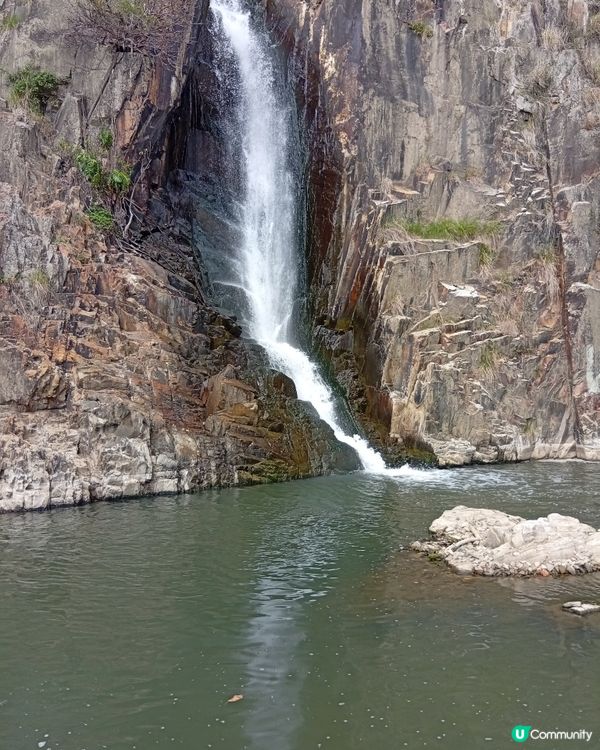  香港隱世瀑布，鬧市中嘅奇觀！🏞️