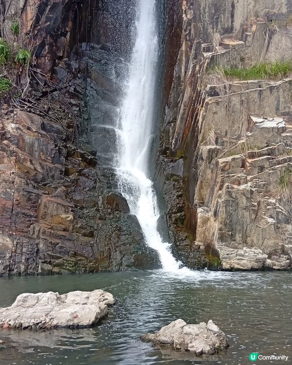  香港隱世瀑布，鬧市中嘅奇觀！🏞️