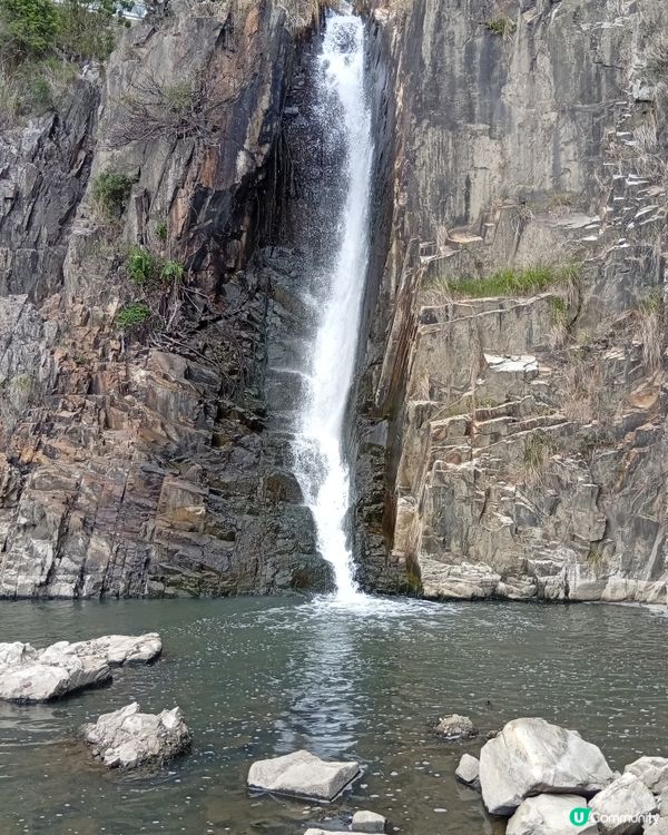  香港隱世瀑布，鬧市中嘅奇觀！🏞️