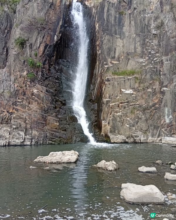  香港隱世瀑布，鬧市中嘅奇觀！🏞️