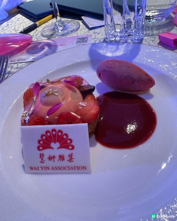 出席晚宴場合,我身穿這一套晚裝,以淺綠色裙紗配全新閃耀的連身...