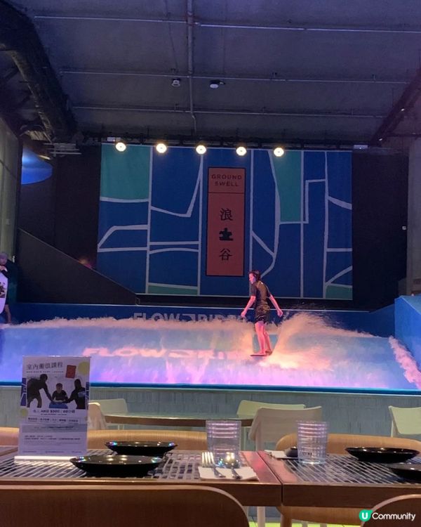 一邊睇滑浪一邊晚飯